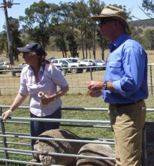 Deb Maxwell (ParaBoss) and Justin Bailey (Merial) demonstrate Drench Resistance Test procedures